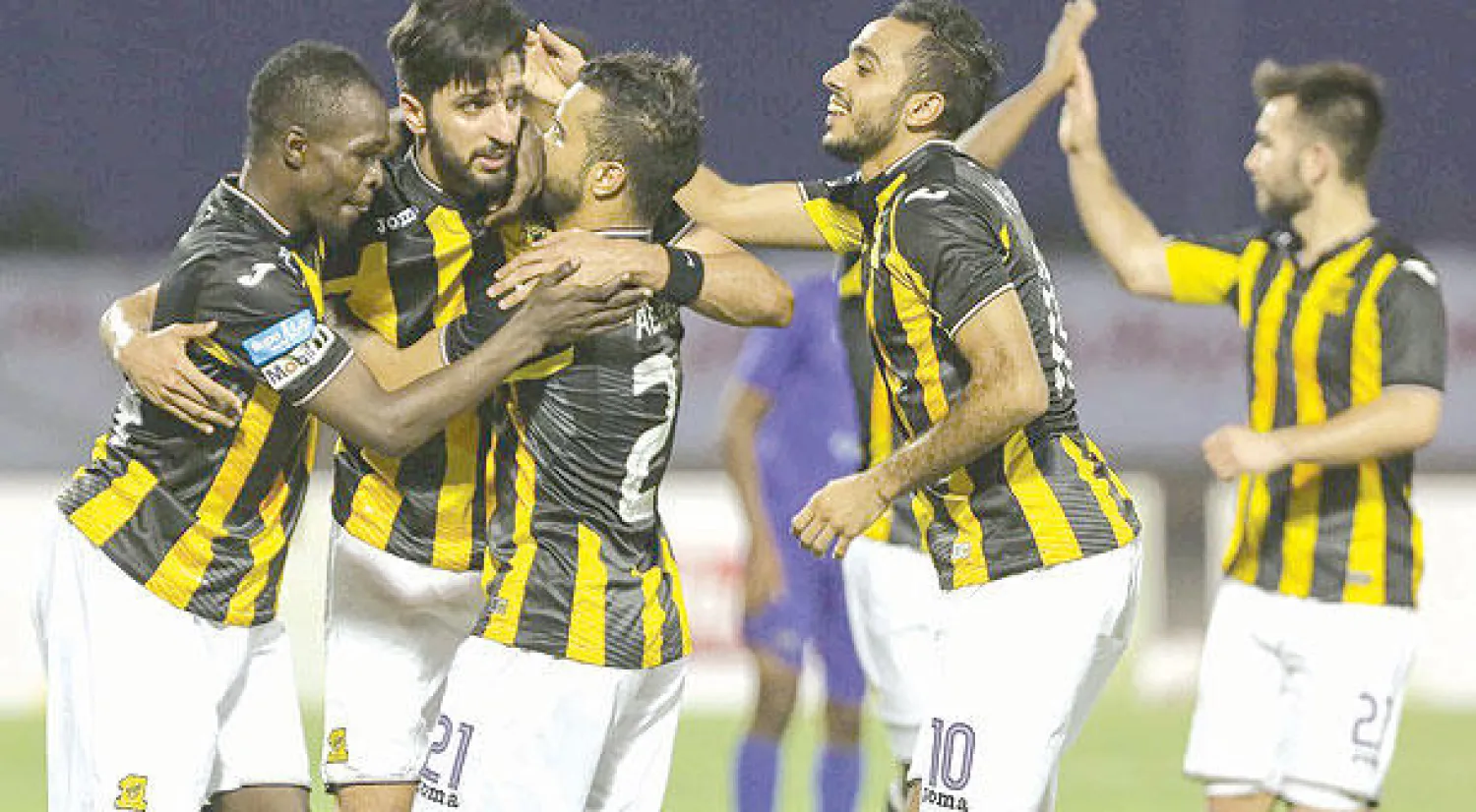 لاعبو الاتحاد يحتفلون بفوزهم على النصر في الدورة الدولية  التي أقيمت مؤخرًا (المركز الإعلامي بنادي الاتحاد)