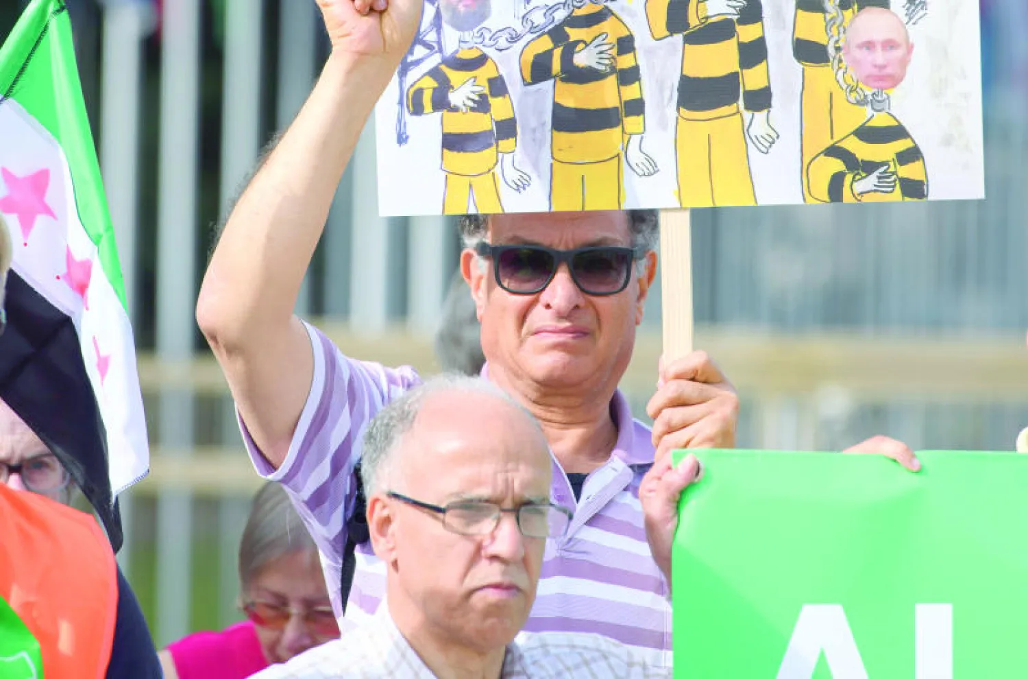 متظاهرون أمام مقر الأمم المتحدة في جنيف الجمعة الماضية للمطالبة بوقف استهداف حلب بالبراميل المتفجرة (أ.ب)