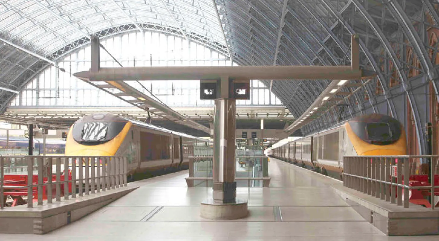 قطارات يوروستار في محطة «سانت بانكراس» الدولية في لندن التي تحمل الركاب إلى البر الأوروبي (رويترز)