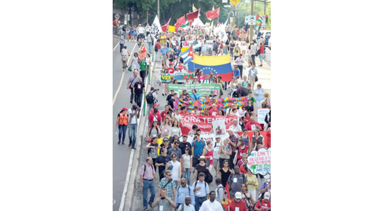 مشاركون في المنتدى الاجتماعي للعولمة البديلة الذي افتتح في مونتريال بكندا (أ.ف.ب)