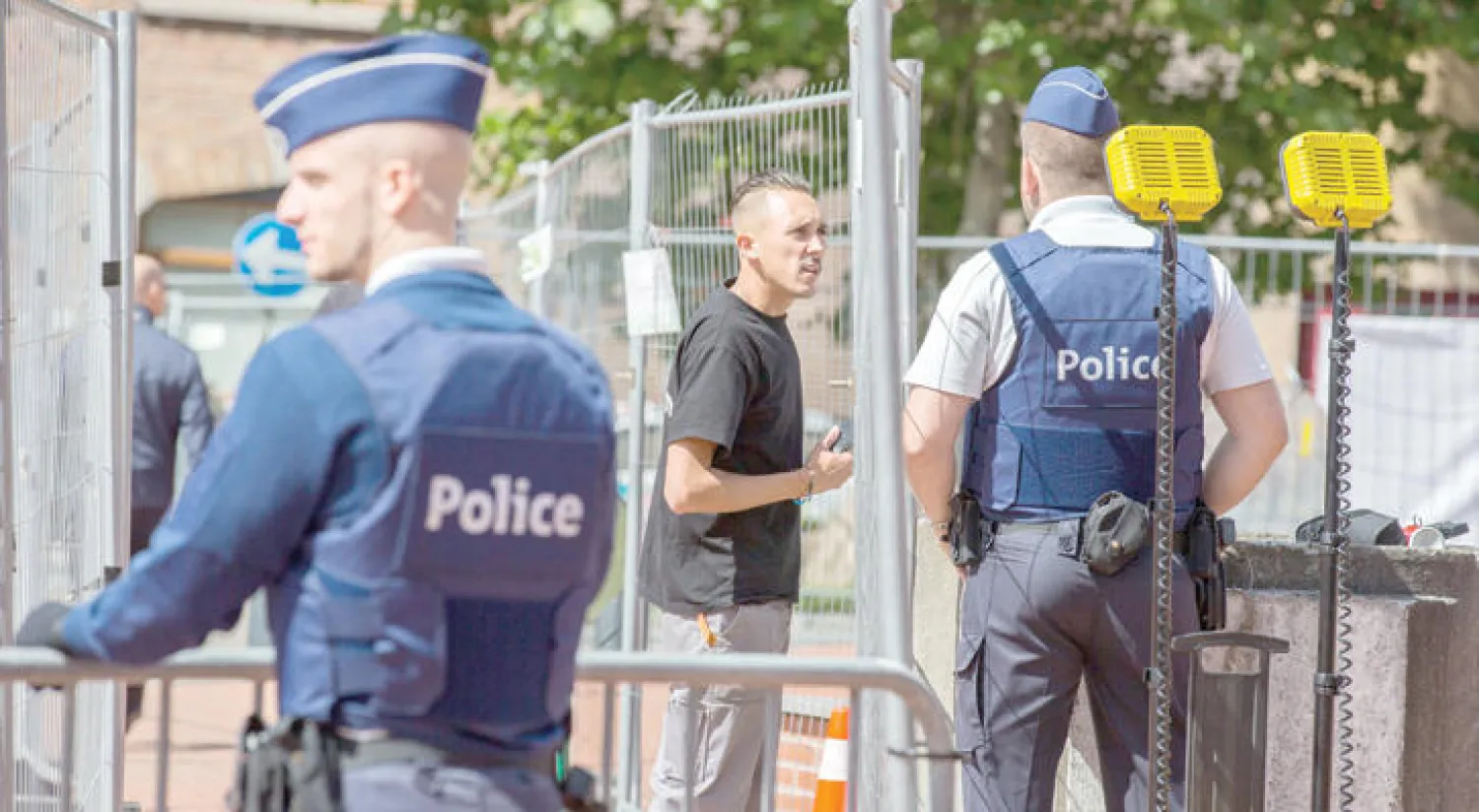 عناصر من قوات الأمن البلجيكية بساحة «شارلوروا» التي شهدت حادثة الاعتداء على رجال الأمن من قبل شاب جزائري (إ.ب.أ)