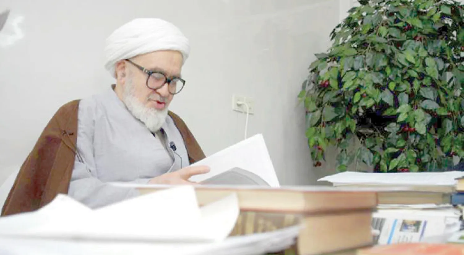 المرجع الإيراني حسين علي منتظري (غيتي)