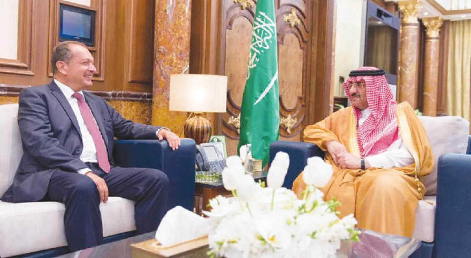 نائب خادم الحرمين الشريفين الأمير محمد بن نايف خلال لقائه السفير البريطاني لدى السعودية سايمون كوليس في جدة أمس (واس)