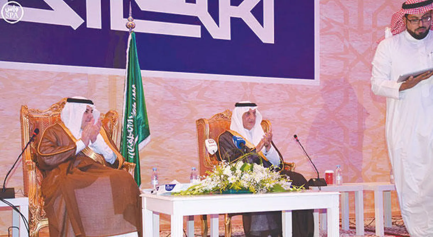 الأمير خالد الفيصل أمير منطقة مكة المكرمة خلال اللقاء المفتوح الذي عقده مع عدد من الشباب والشابات أقيم بجامعة الطائف أمس،  ضمن فعاليات سوق عكاظ.. ويبدو الدكتور عادل الطريفي وزير الثقافة والإعلام (واس)