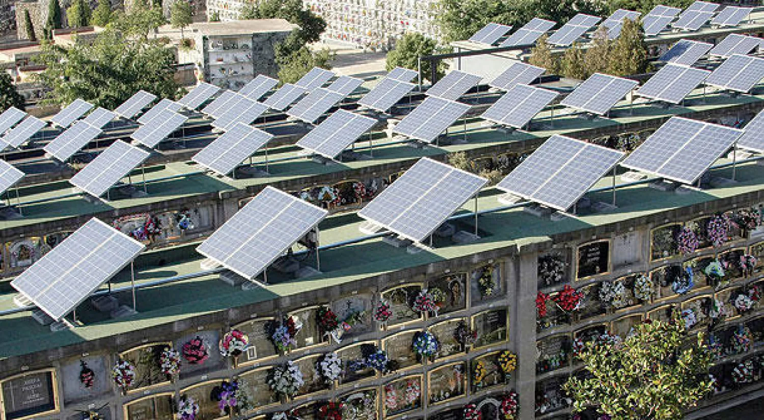 أحد مشروعات الزراعة باستخدام ألواح الطاقة الشمسية بفرنسا (رويترز)