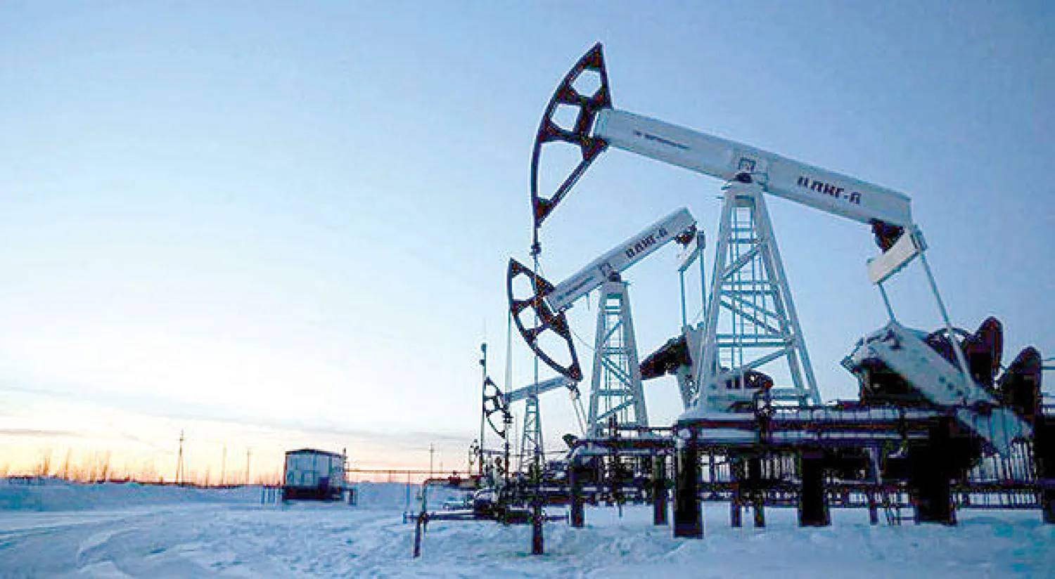 حفارات آبار نفط بأحد الحقول الأميركية (رويترز)