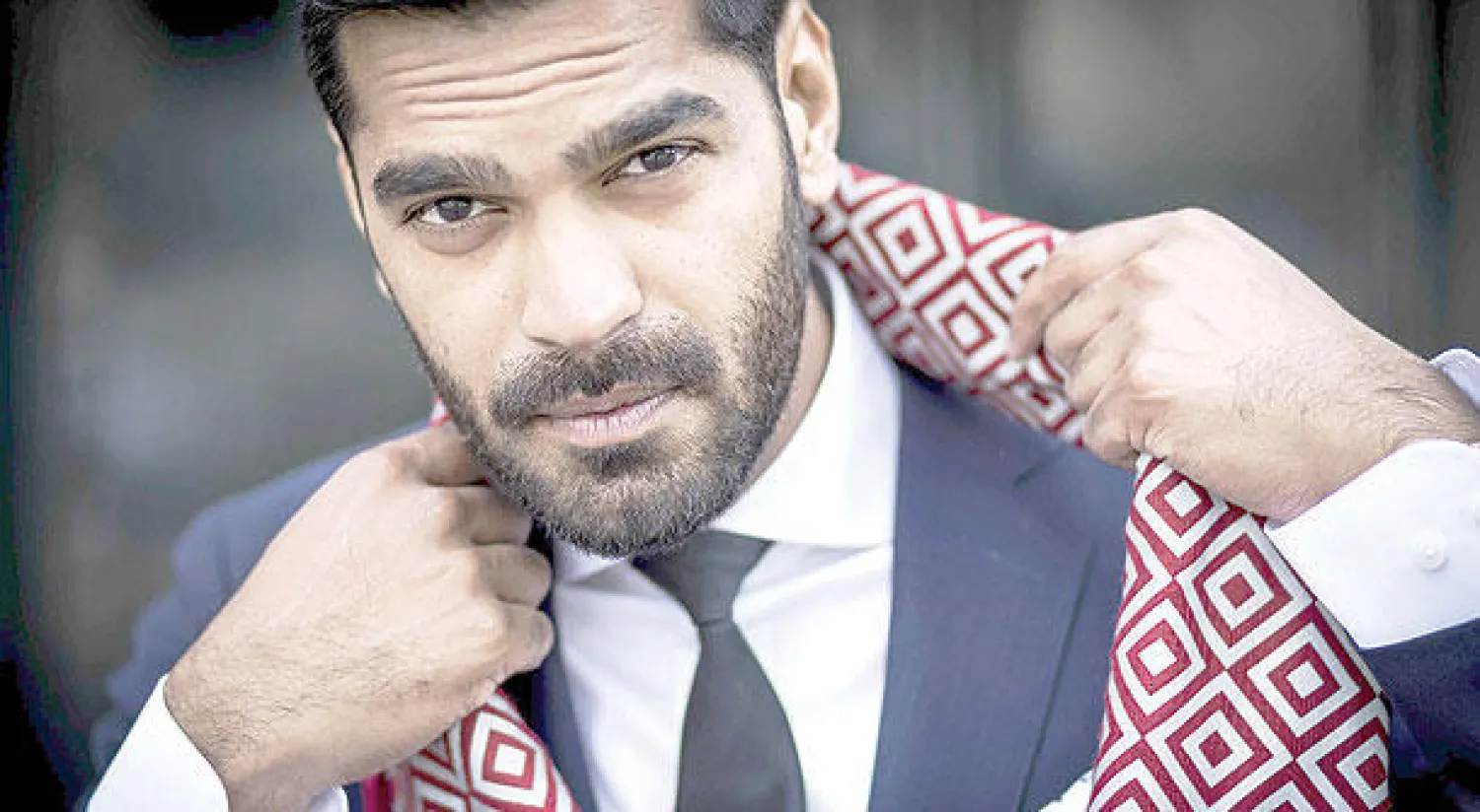 المصمم الهولندي سيف صديقي يستعرض وشاح «إيشو» الواقي من فلاشات الكاميرات