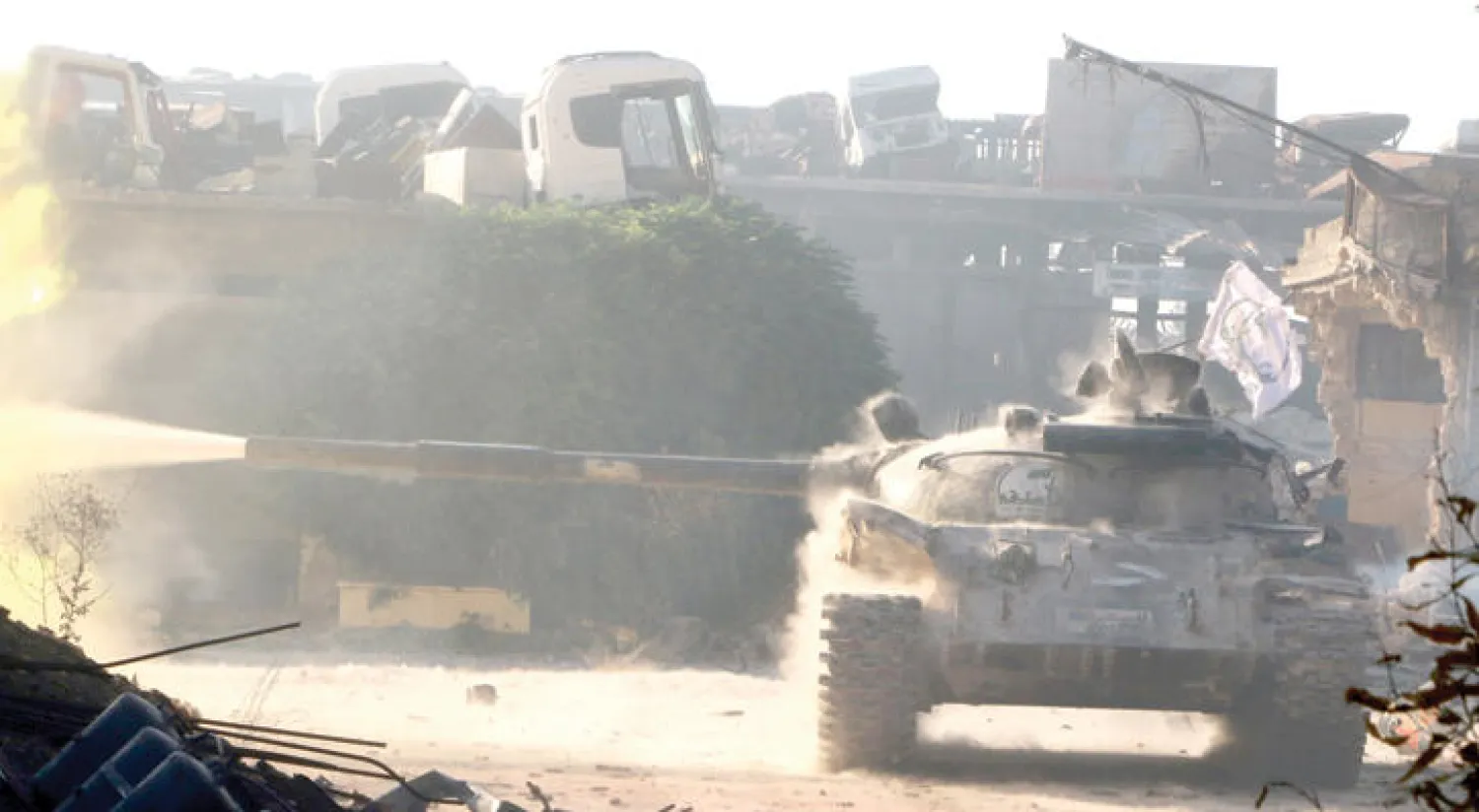 دبابة تابعة للجيش السوري الحر تطلق النيران في منطقة الراموسة التي تشكل نقطة عسكرية مهمة للنظام في حلب في الثاني من أغسطس الحالي (رويترز)