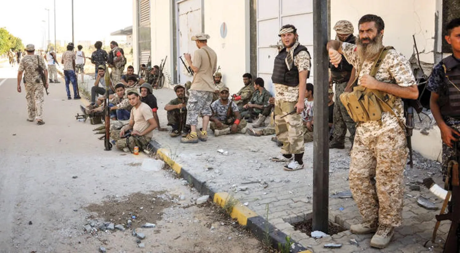 قوات من الجيش الليبي في مدينة سرت بعد تحقيق انتصارات كبيرة على {داعش} في المدينة أمس (أ.ب)