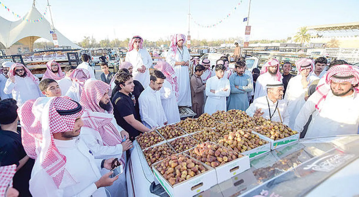 تنافس مزارعو النخيل في عرض محاصيلهم التي تتنوع بين أكثر من 35 نوعًا من التمور في مهرجان «بريدة للتمور» («الشرق الأوسط»)