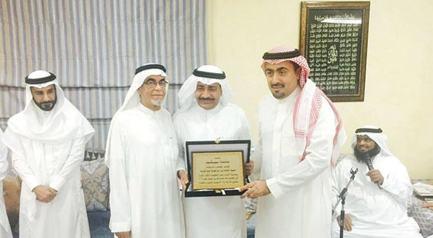 رجل الأعمال فيصل عبدالله فؤاد يقدم درعا لخالد أبو بشيت في الحفل الذي أقامه في الدمام مؤخرا لتكريمه بهذه المناسبة