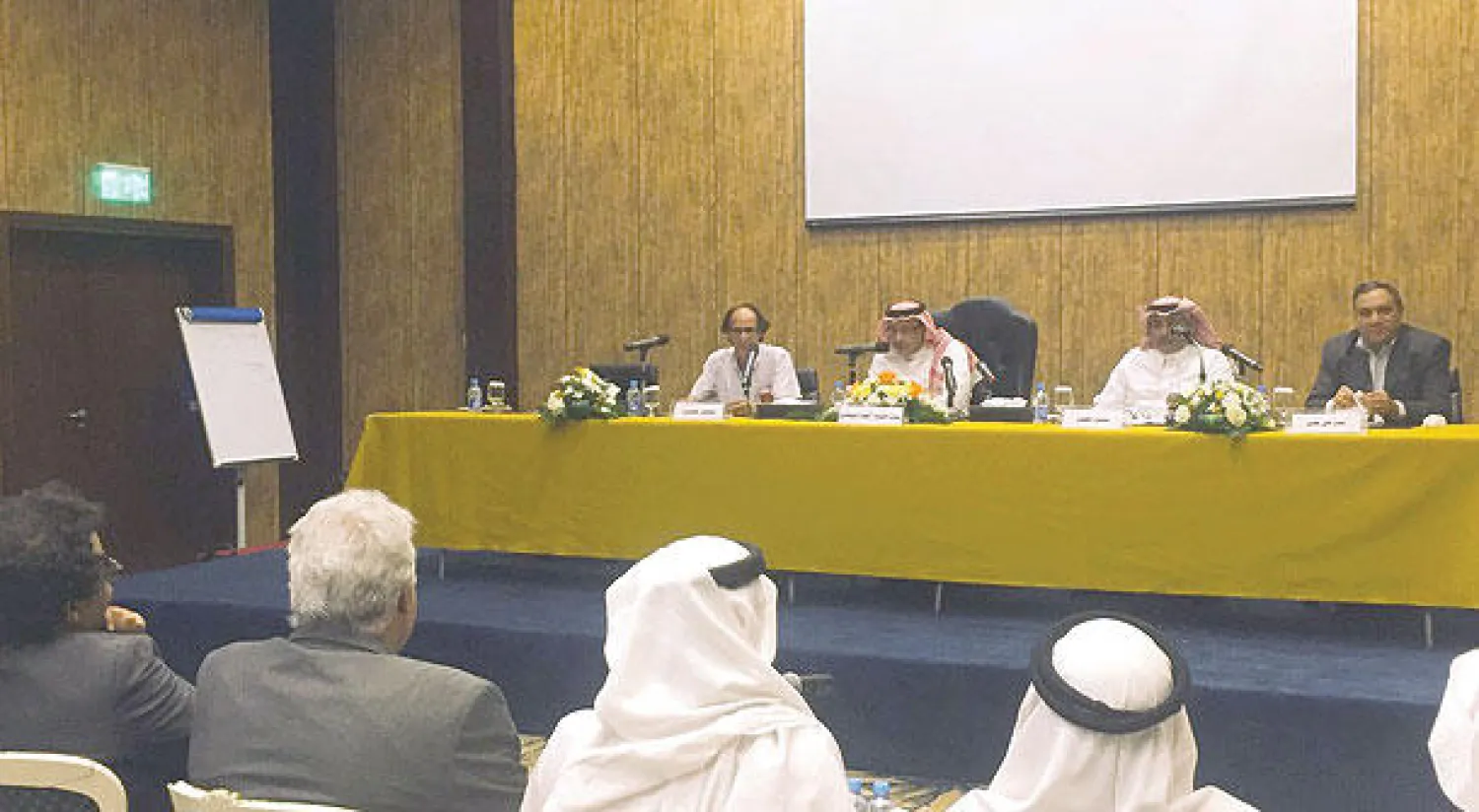 جانب من أول جلسة ثقافية ضمن فعاليات سوق عكاظ بالطائف ({الشرق الأوسط})