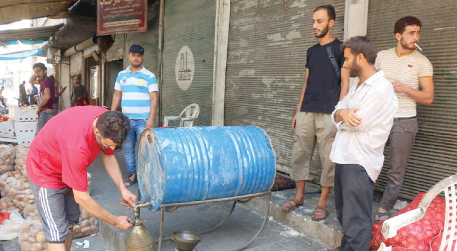 سوريون من المعارضة يشترون الوقود في حلب (أ.ف.ب)