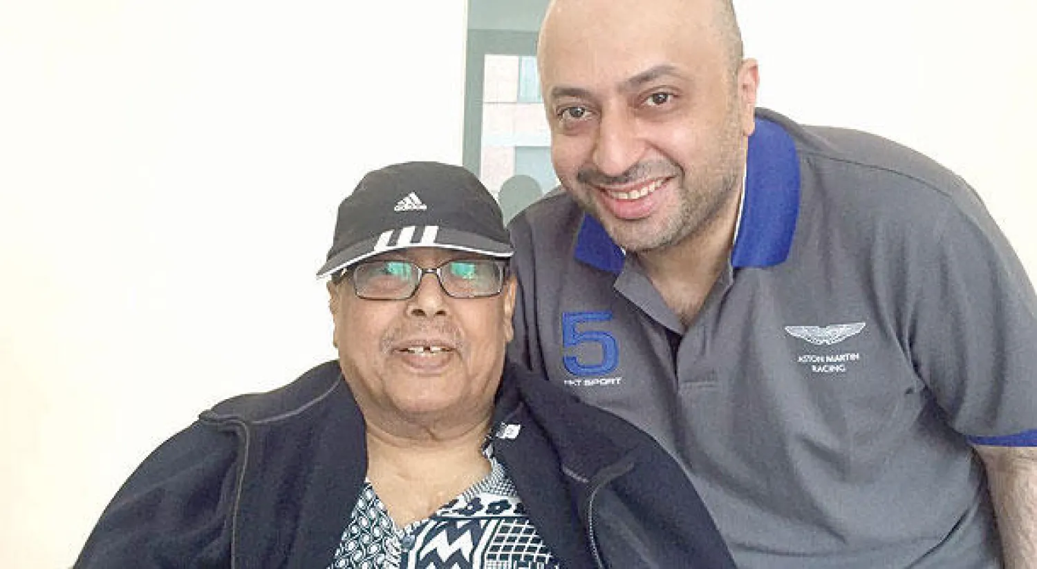 صورة حديثة للفنان أبو بكر سالم مع نجله أحمد في ميونيخ قبل دخوله المستشفى بأيام قليلة («الشرق الأوسط»)