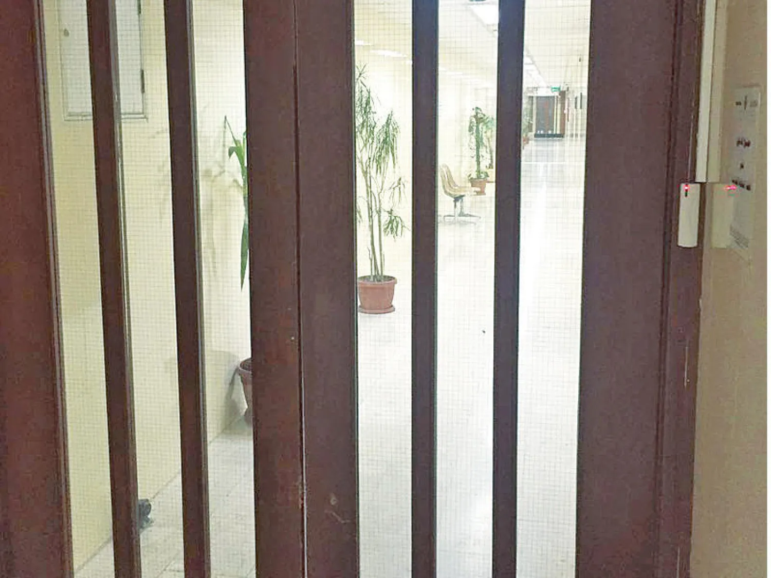 بوابة حديدية إلكترونية خاصة للقضاة (الجريدة)