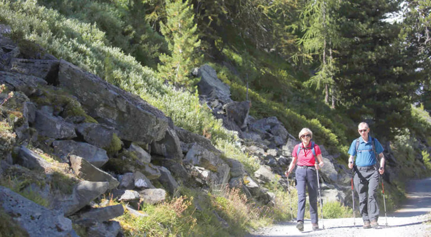 تيريزا ماي مع زوجها فيليب تستمتع برياضة المشي خلال عطلتها الصيفية في إحدى غابات سويسرا (رويترز)