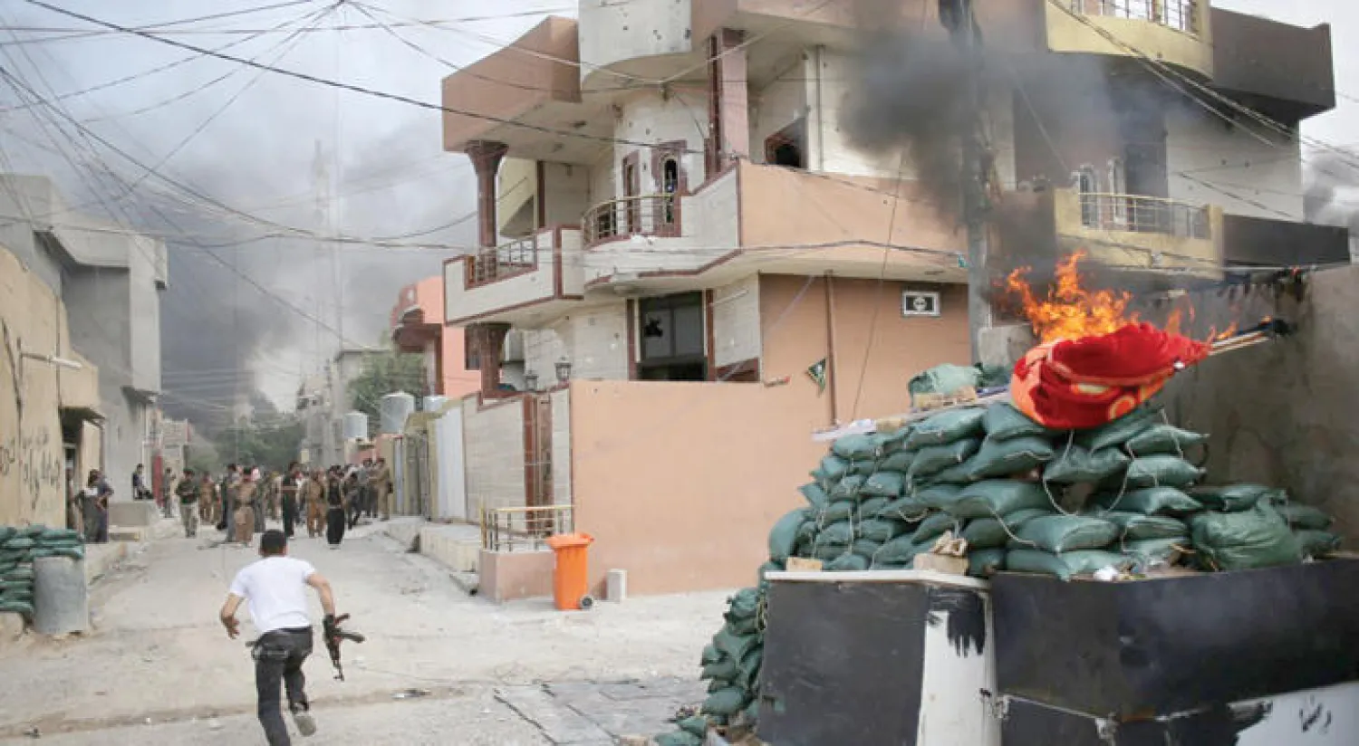 مقاتل كردي لدى مواجهة مسلحة جرت ضد ميليشيات شيعية في طوز خورماتو في ابريل الماضي (رويترز)