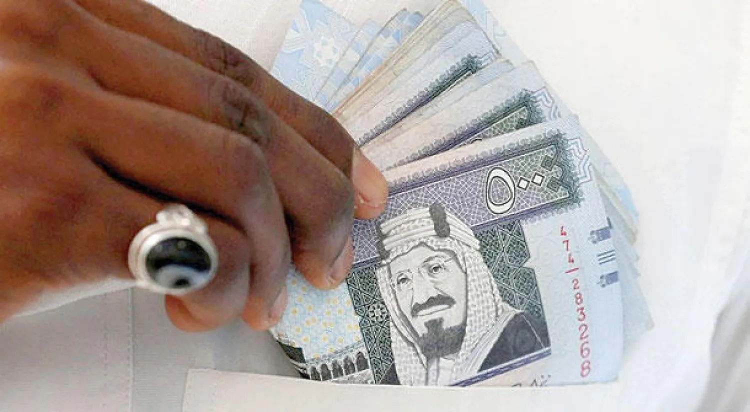 السعودية تراهن على قوة وضعها المالي.. وتبقي سعر «الريال» مقابل «الدولار» ثابتًا