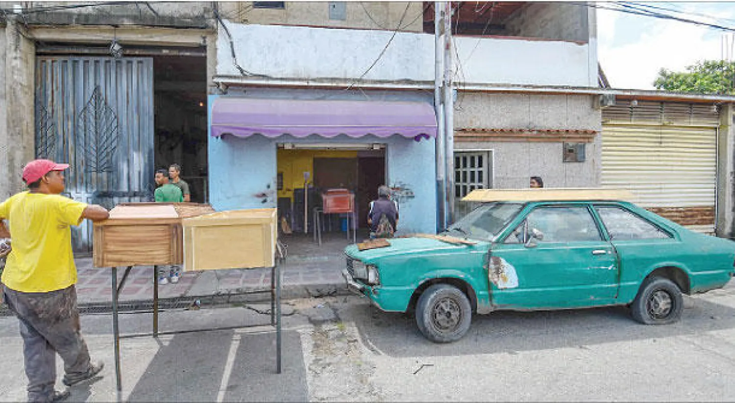 عمال يصنعون توابيت خشبية في ماراكاي بفنزويلا يوم 21 يوليو 2016