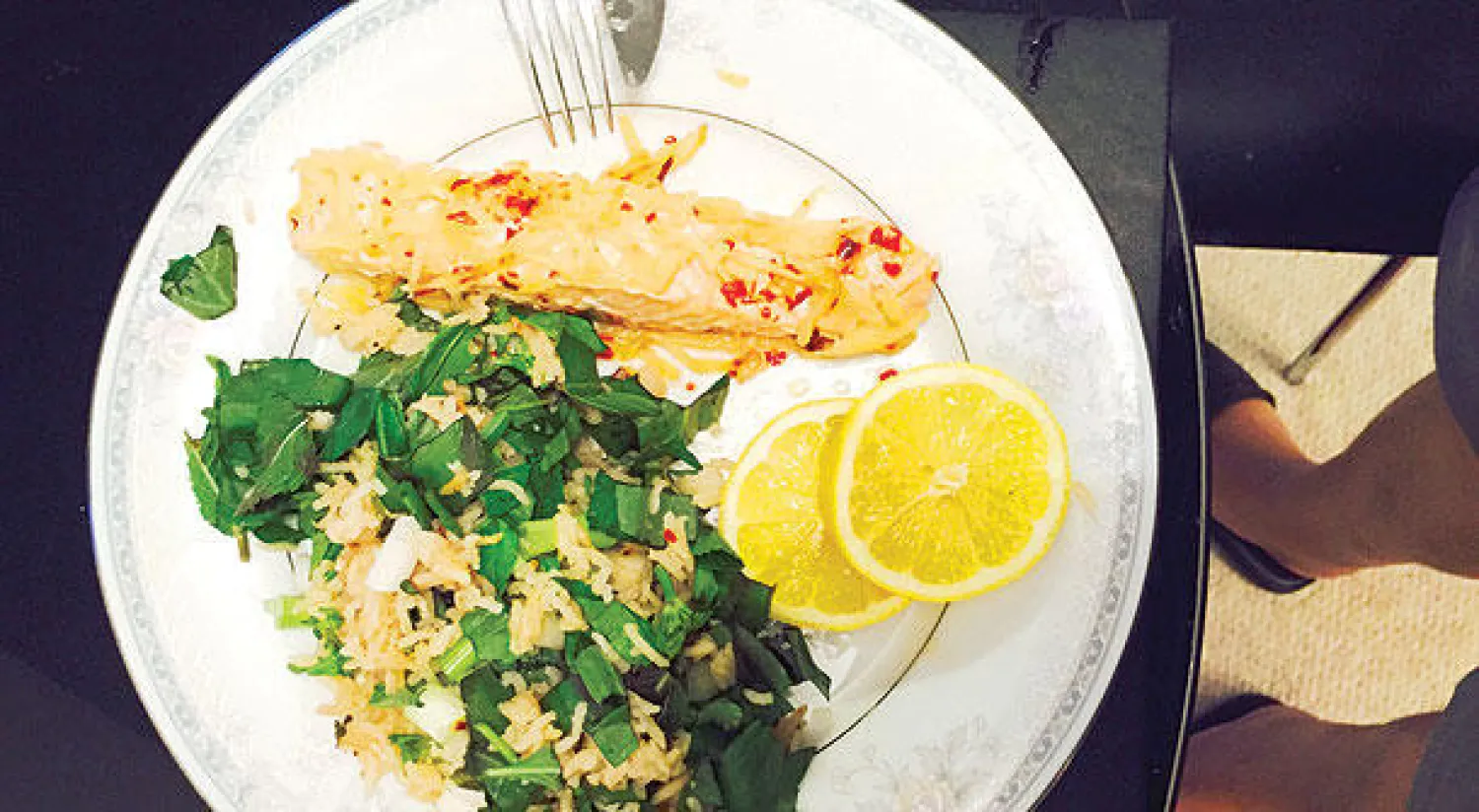 سلمون تايلاندي مع الأرز بجوز الهند