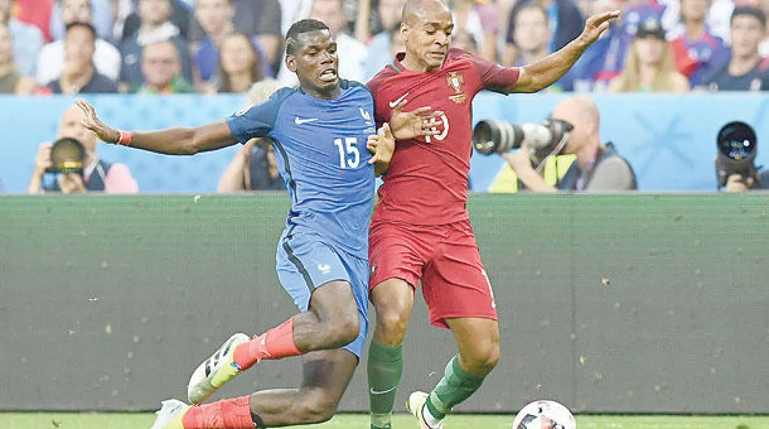 بوغبا (يسار) فشل في إثبات قدراته مع منتخب فرنسا في «يورو 2016»