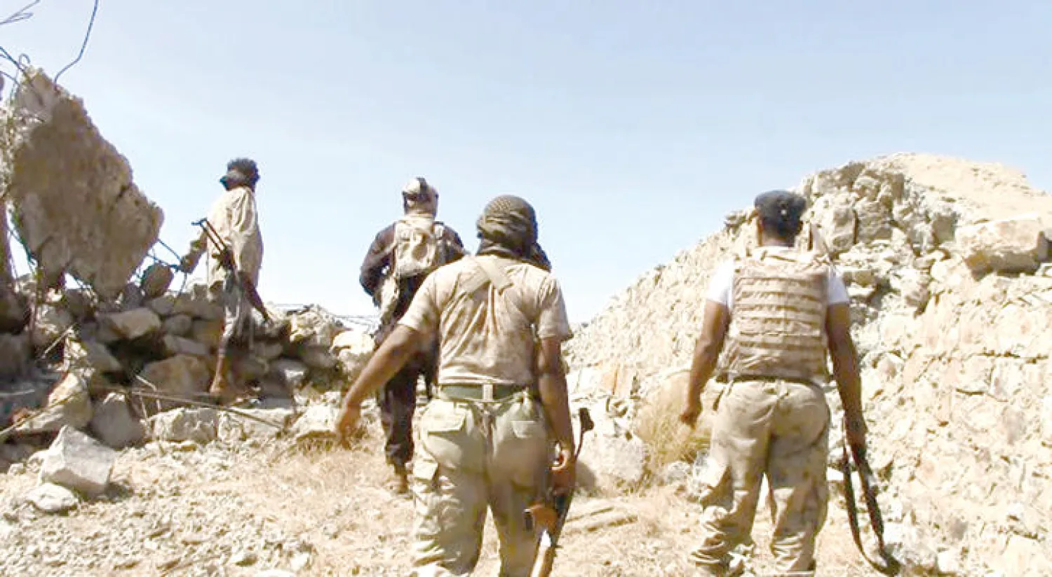 مقاتلون تابعون للشرعية خلال المعارك بجبهة خدير في تعز («الشرق الأوسط»)