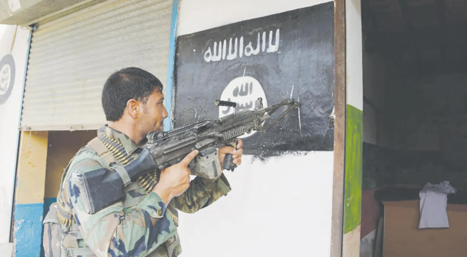 جندي افغاني في شرق ولاية ننجرهار يوجه سلاحه إلى عناصر داعش في عملية أمنية ضد عناصر التنظيم الإرهابي {غيتي}