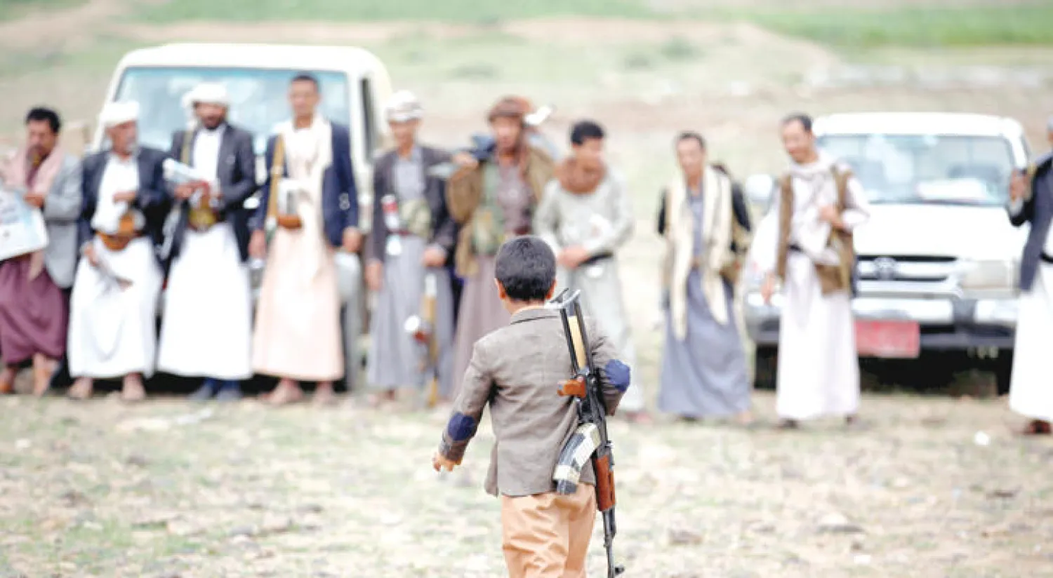 طفل يمني يحمل السلاح ضمن استعراضات جماعة الحوثي المستمرة (رويترز)