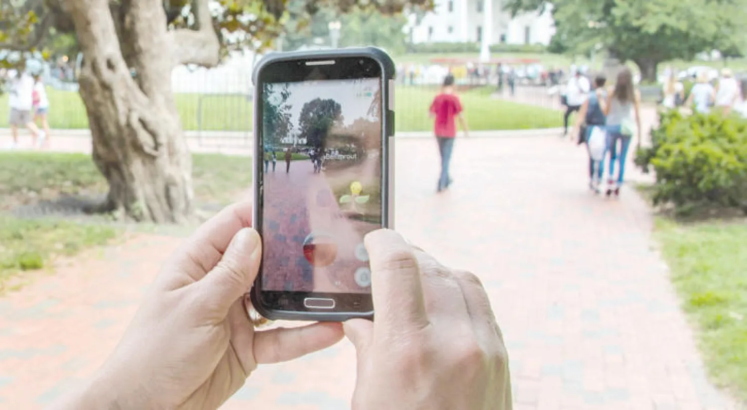 فتاة تلعب «بوكيمون» بحديقة «لافاييت» في واشنطن (أ.ف.ب)