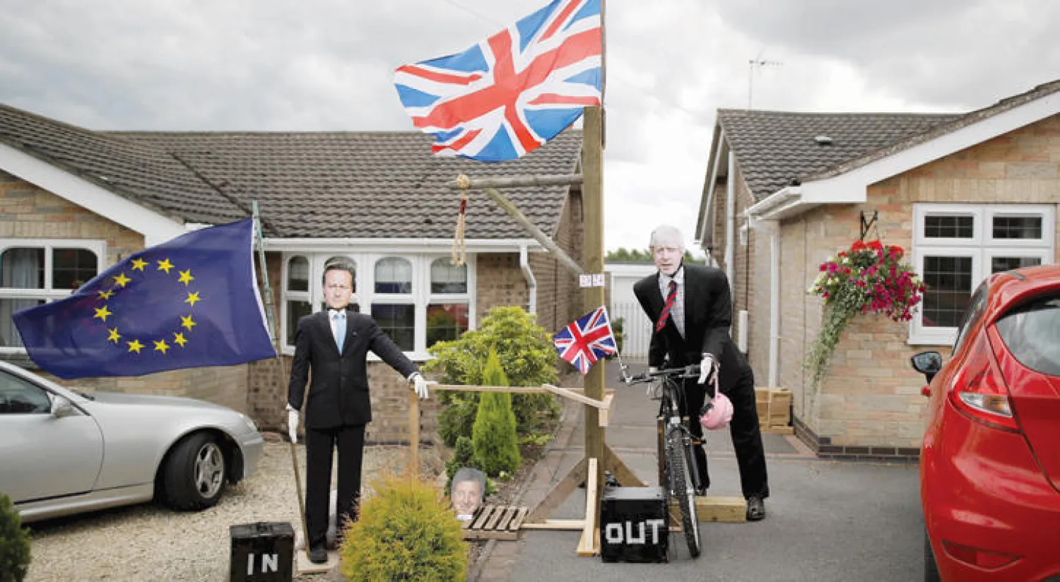 فزاعان على هيئة ديفيد كاميرون رئيس الوزراء السابق وبوريس جونسون وزير الخارجية في مهرجان الفزاعة بقرية هيذر البريطانية في 31 يوليو الماضي (رويترز)