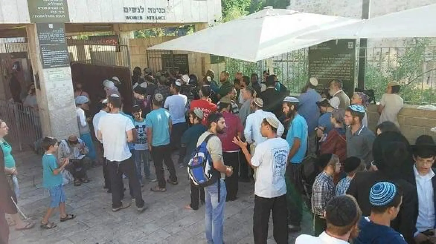 مستوطنون يقتحمون باحات المسجد الأقصى