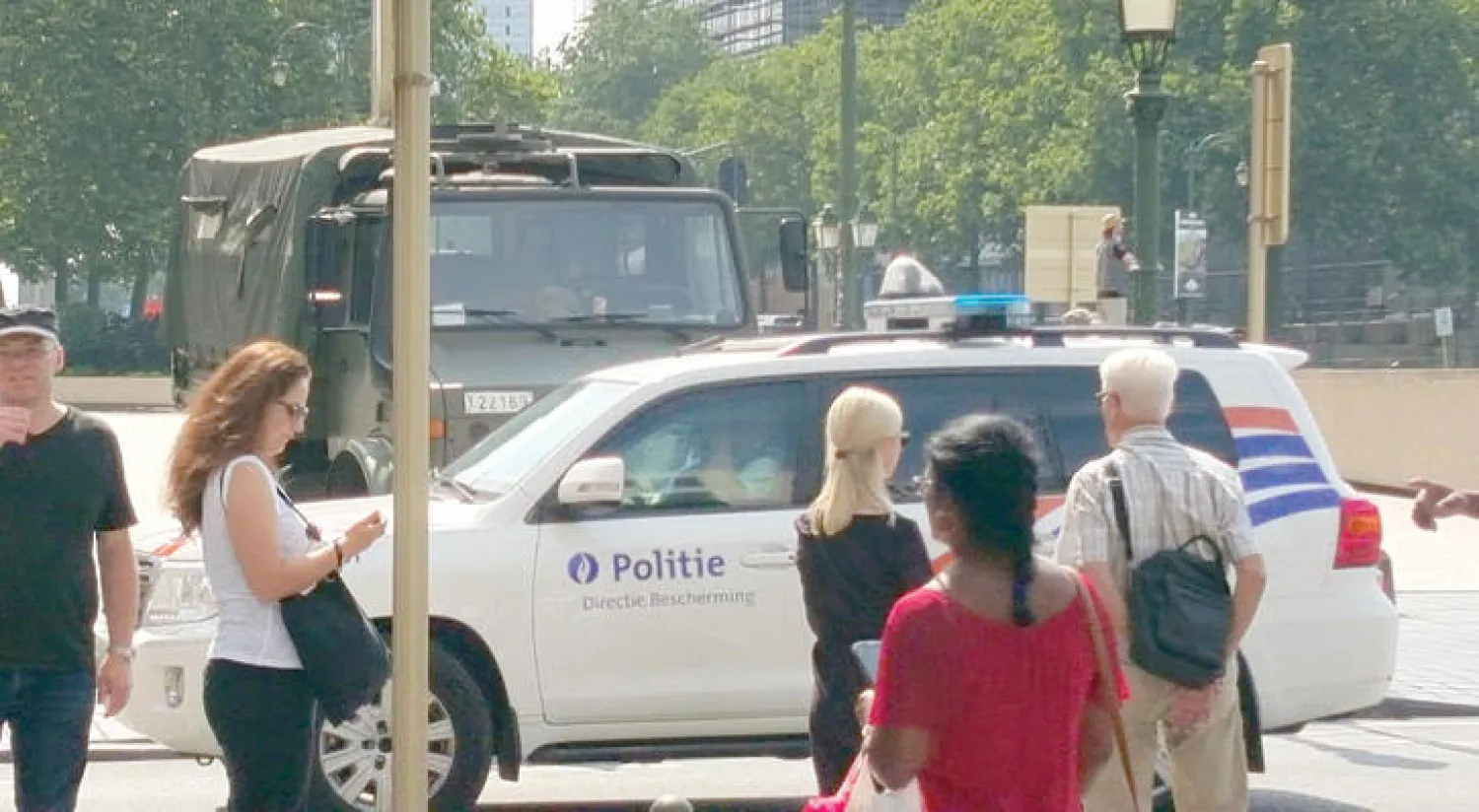 سيارات وعناصر الجيش والشرطة في شوارع المدن البلجيكية عقب تفجيرات مارس الماضي («الشرق الأوسط»)