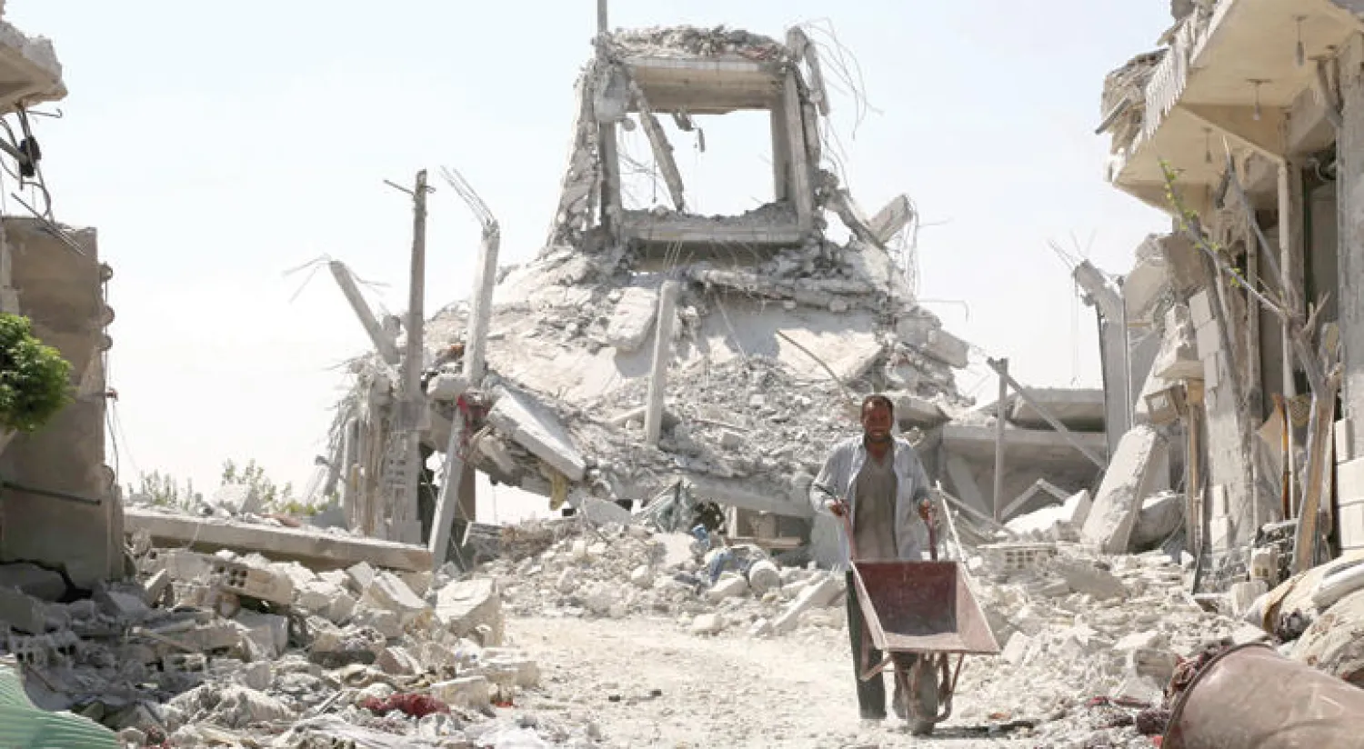 عودة المدنيين إلى مناطقهم في منبج بريف حلب أول من أمس بعد تحرير البلدة من داعش (أ.ف.ب)