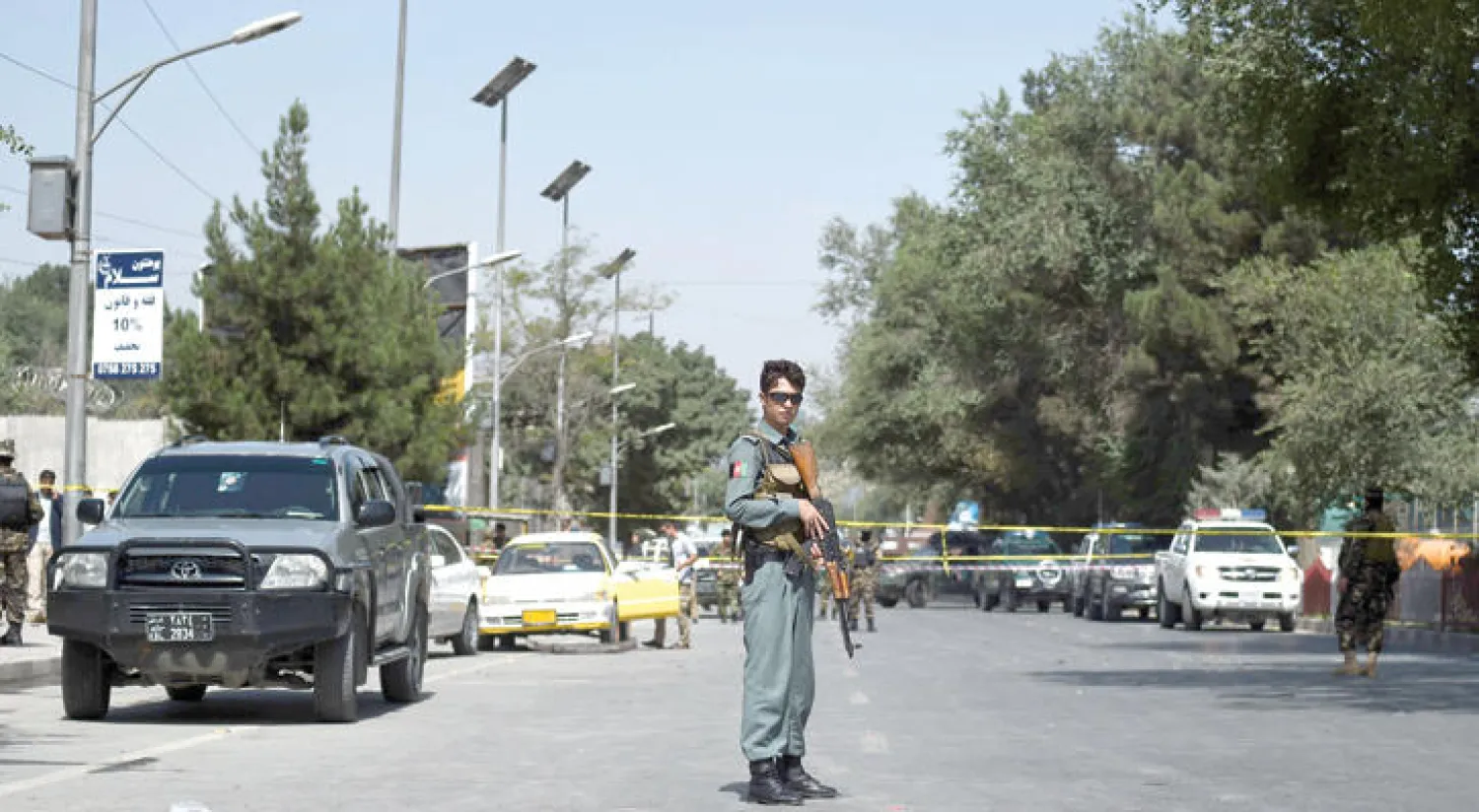 انتشار أمني بالقرب من السفارة الأميركية في حي وزير أكبر خان بالعاصمة كابل بعد تفجير سيارة مفخخة بالقرب منها أمس (أ.ف.ب)