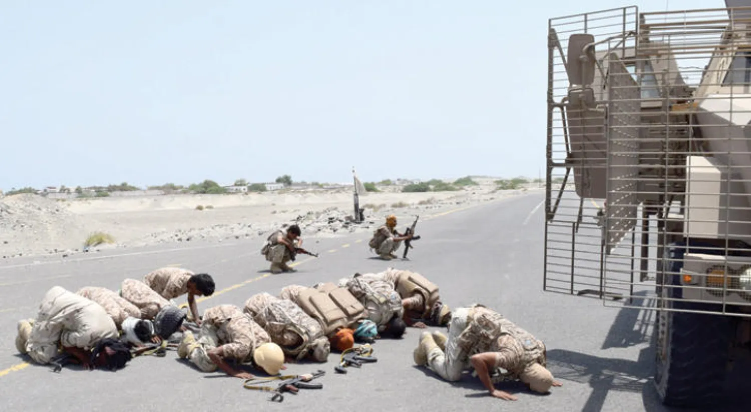 جنود الجيش اليمني يؤدون الصلاة في أبين بعد تحريرها من «القاعدة» أول من أمس (أ.ف.ب)