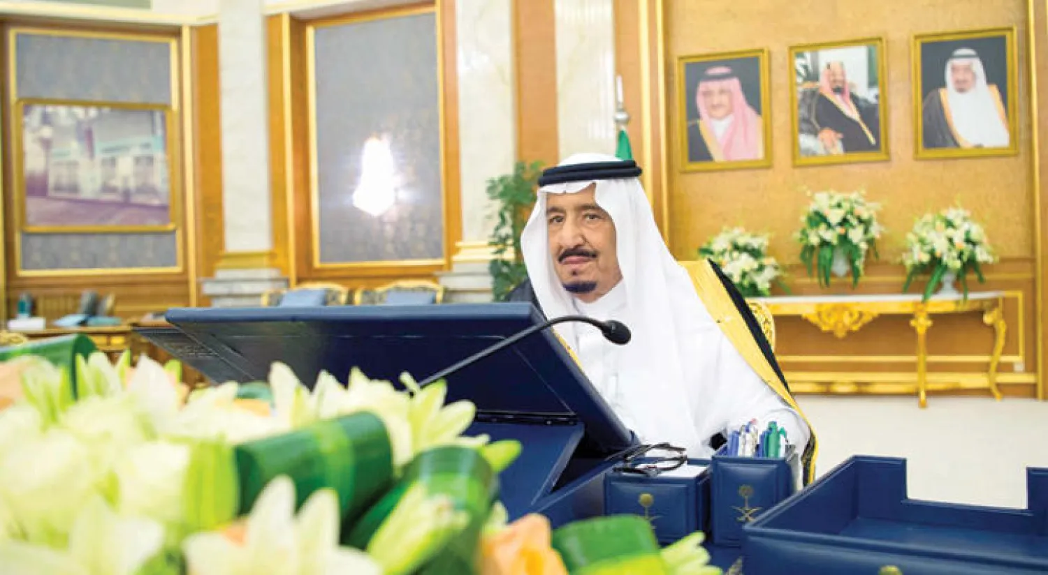 خادم الحرمين الشريفين الملك سلمان بن عبد العزيز لدى ترؤسه جلسة مجلس الوزراء في جدة أمس (واس)