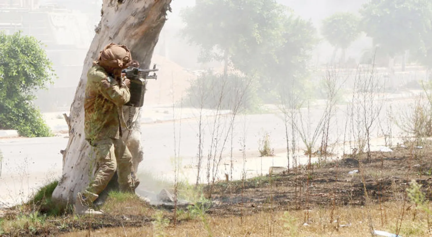 عنصر من القوات الموالية للحكومة الشرعية أثناء معركة ضد تنظيم {داعش} في حي الزعفران بمدينة سرت (أ.ف.ب)