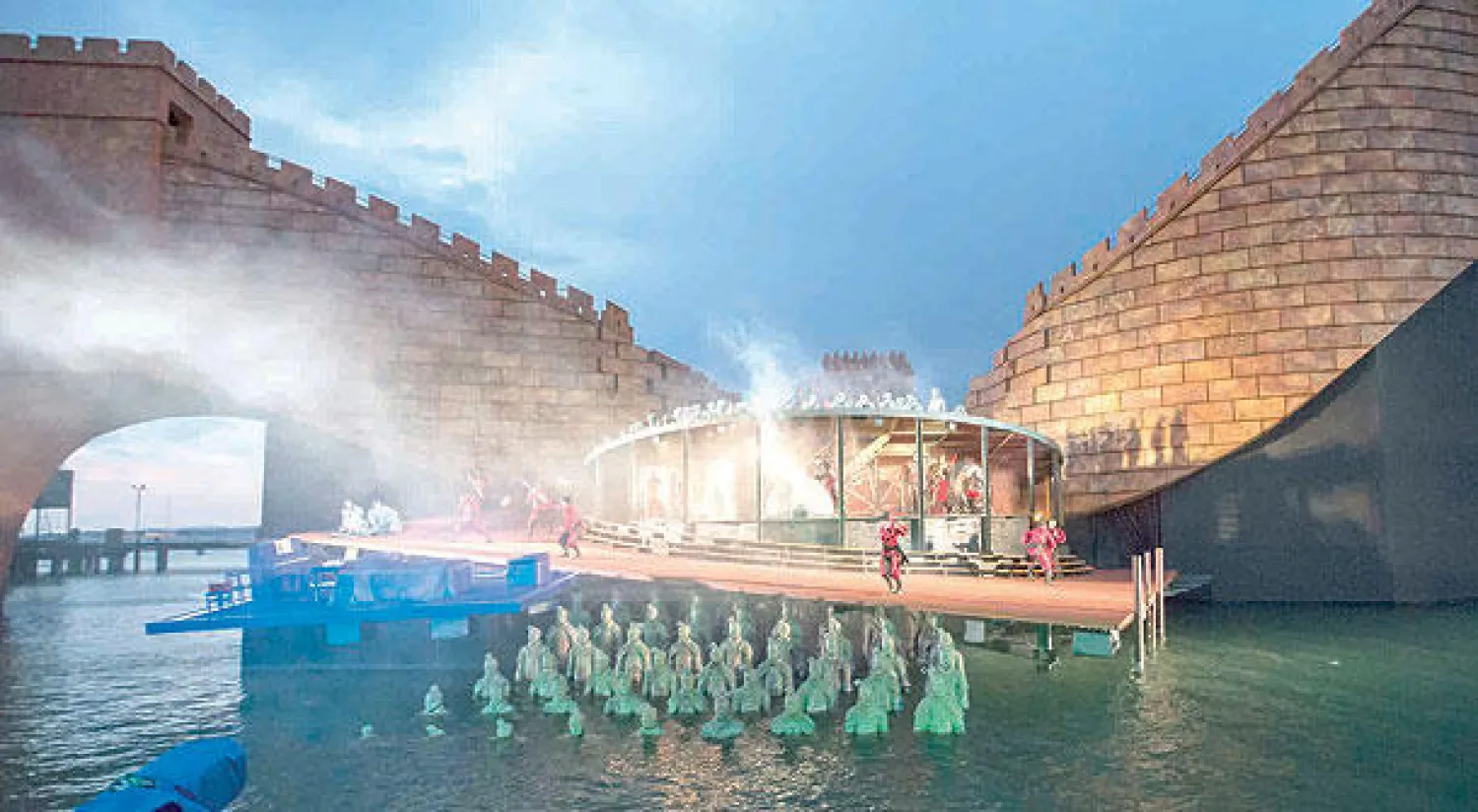 جانب من التمارين قبل العرض الأوبرالي  على المسرح العائم في بريغنز النمساوية (غيتي)