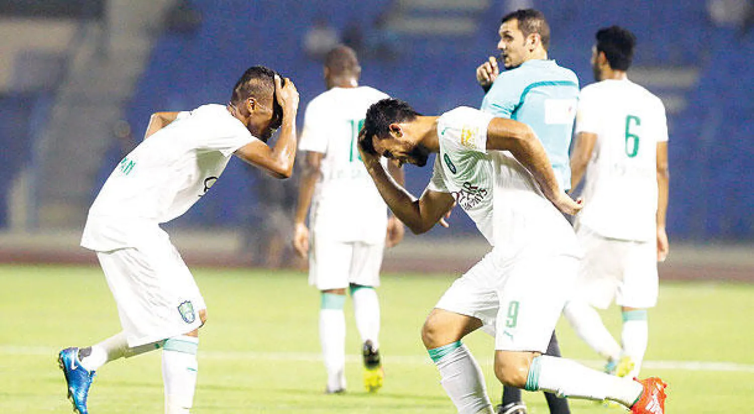 السومة والمؤشر يحتفلان بأحد أهداف الأهلي في مرمى الاتفاق (تصوير: عيسى الدبيسي)