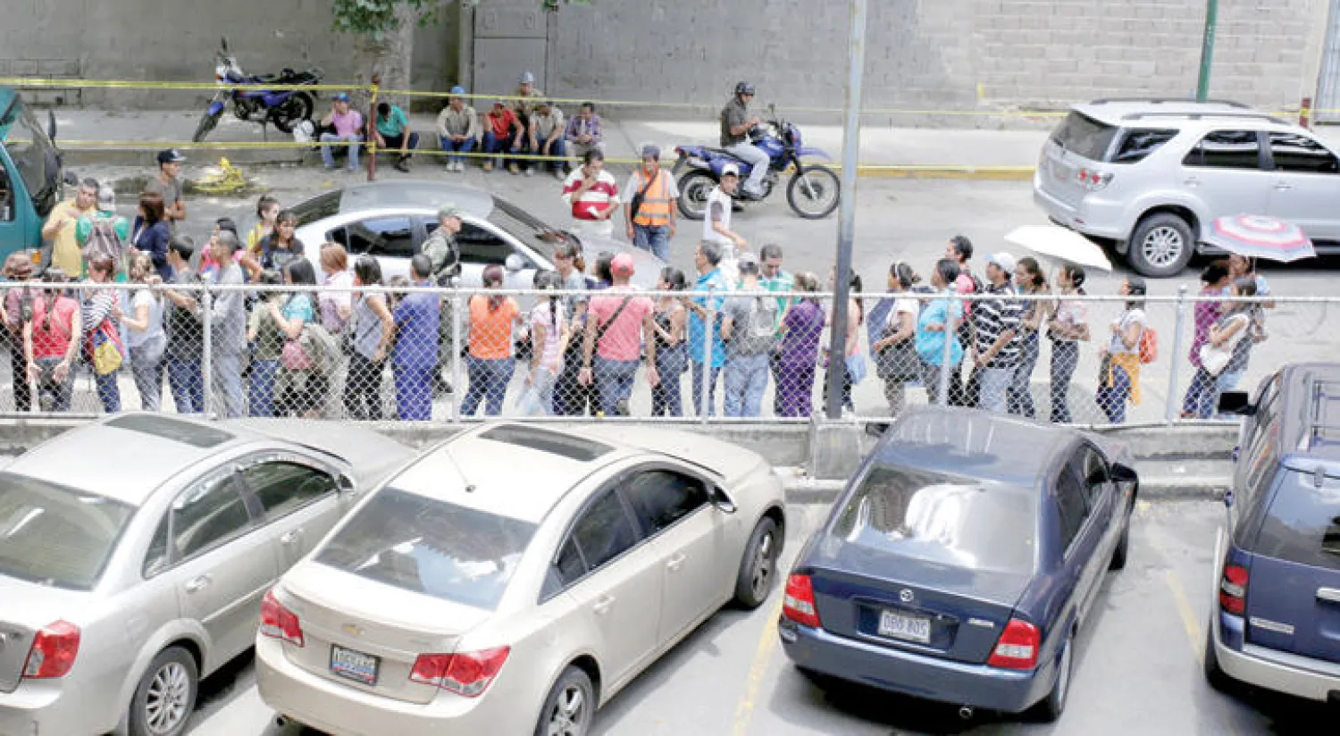 طوابير من الناس في العاصمة كراكاس من أجل شراء الأساسيات اليومية من الغذاء في بلد من أغنى دول أميركا اللاتينية (رويترز)