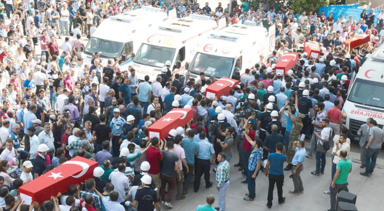 أكراد من مدينة دياربكر بتركيا يمشون أمس في جنازة مواطنين راحوا ضحايا عملية تفجير أتهم فيها حزب العمال الكردستاني (أ.ف.ب)