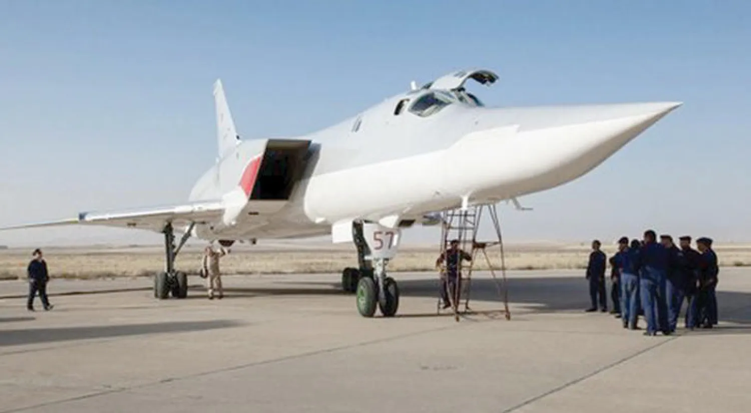 قاذفة {تو ـ 22 إم 3} الروسية في مطار نوجه العسكري قرب همدان (موقع عصر إيران)