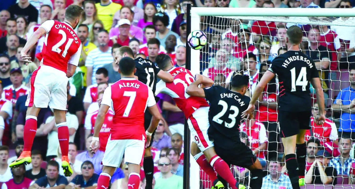 هدف آرسنال برأس كالوم تشامبيرس (يسار) لم يكن كافيًا لتجنب الهزيمة أمام ليفربول (إ.ب.أ)