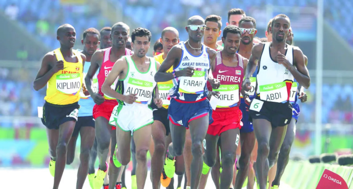 فرح (وسط) في تصفيات سباق 5000 متر (رويترز)