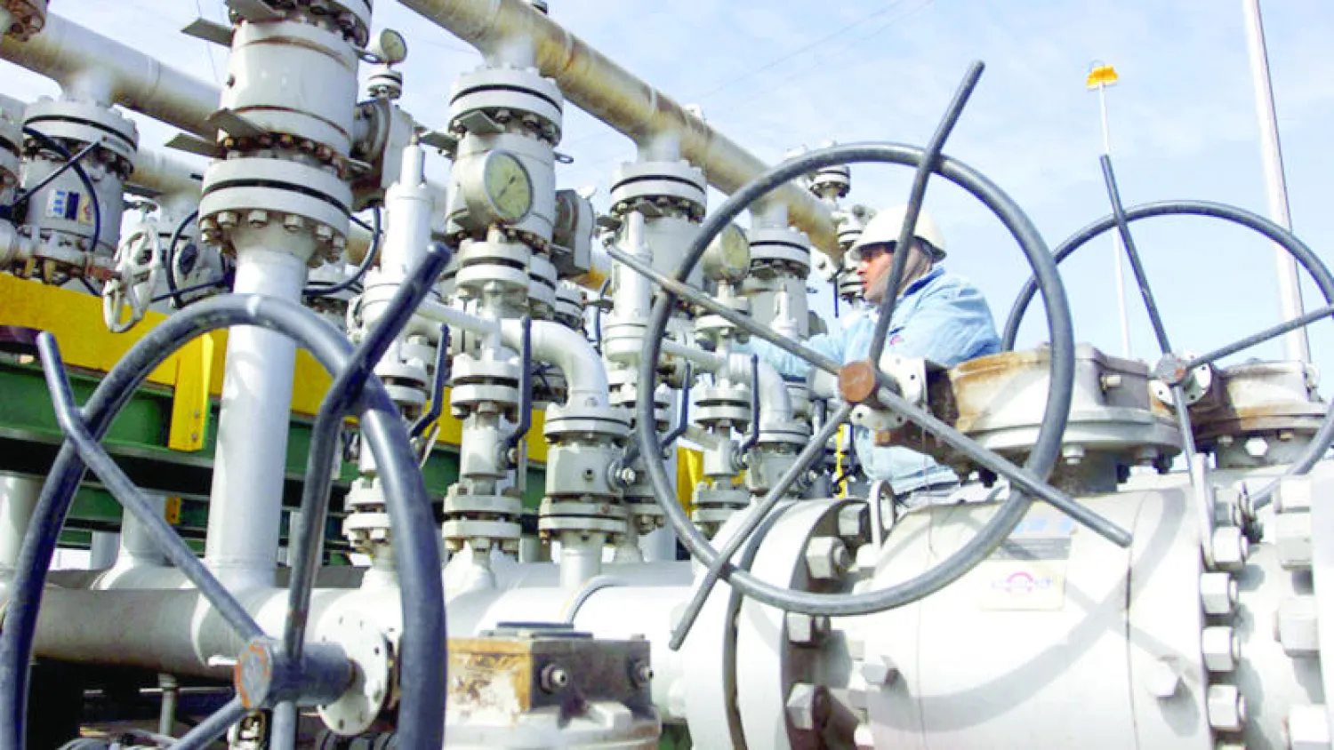 عامل في أحد الحقول النفطية (رويترز)