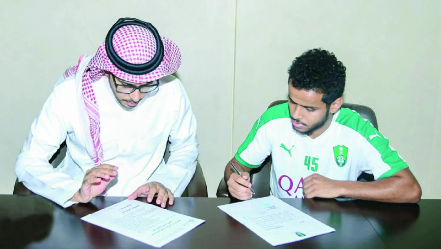 عسيري لدى توقيعه عقد الانتقال للأهلي (المركز الإعلامي بالنادي الأهلي)