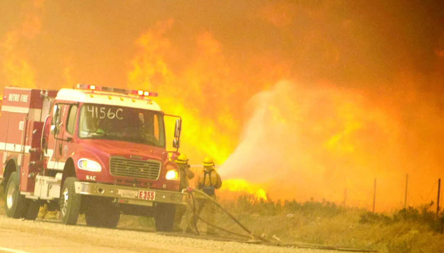 رجال الإطفاء يحاولون محاصرة النيران في منطقة بلوكات في ولاية كاليفورنيا (أ.ف.ب)
