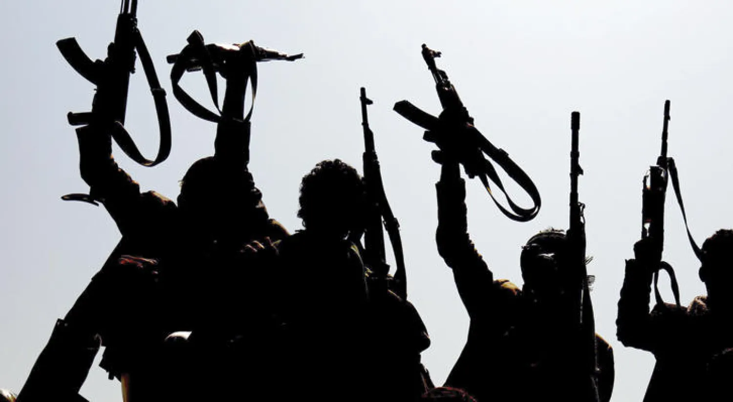 استعراض للميليشيات الحوثية قرب صنعاء (إ.ب.أ)