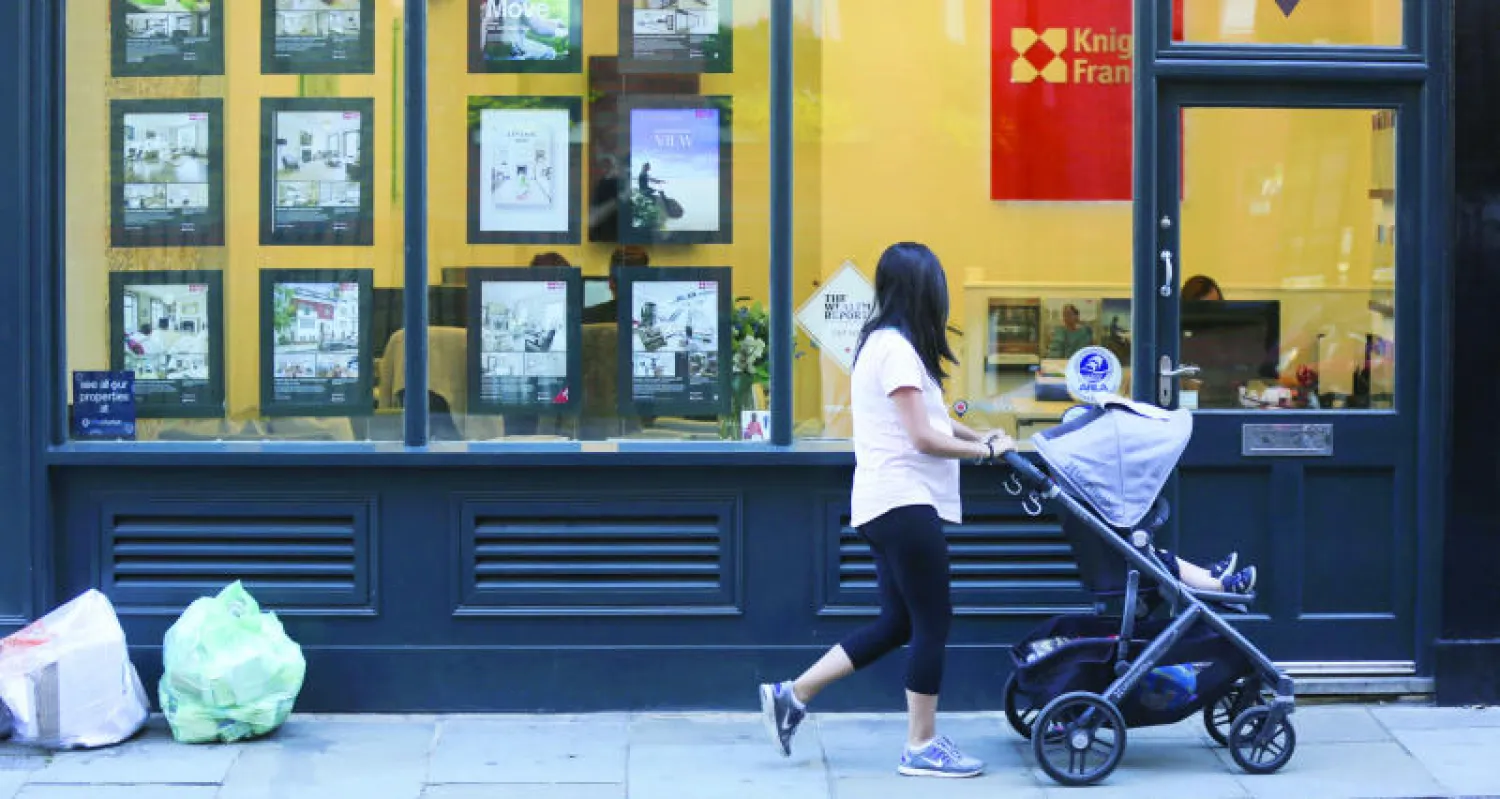 استفاد أصحاب المتاجر في بريطانيا من موجة السياح الأخيرة وذلك بفضل تراجع الجنيه (أ.ف.ب)