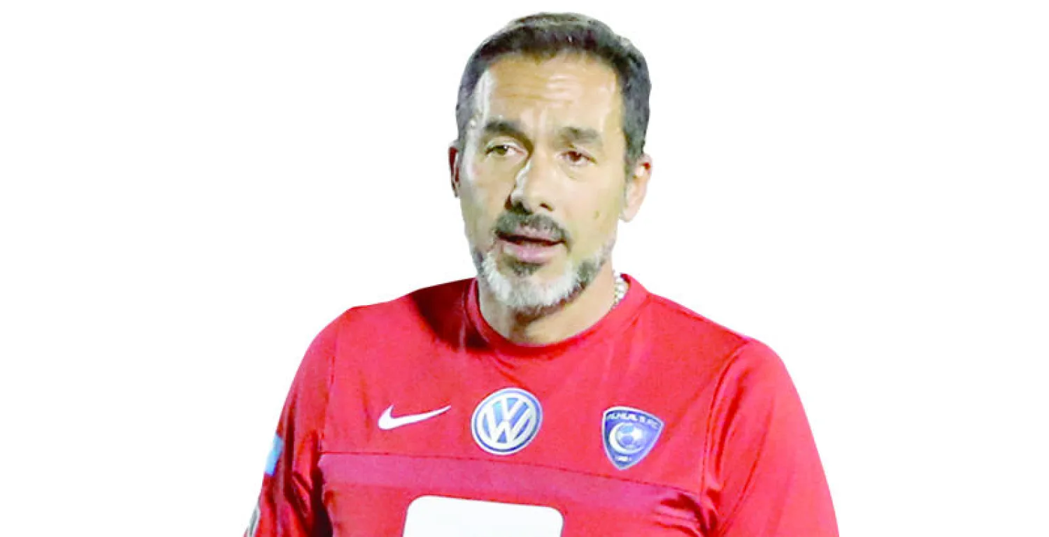 جوستافو لدى قيادته تدريبات الهلال (المركز الإعلامي بنادي الهلال)